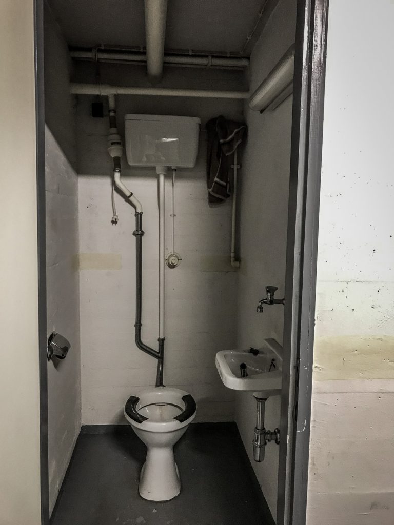 Bild im Bunker Toilette